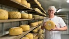 Fra lukningstruet gedefarm til nyt ostemejeri: Nu laver Tobias sine egne oste