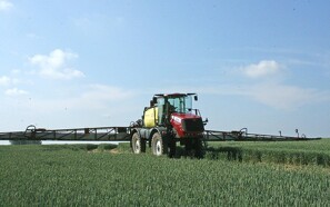 Ekspert advarer: Landmænd sprøjter masser af PFAS på markerne
