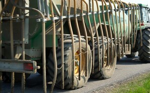 Traktorchauffør sigtet for påkørsel i rundkørsel: Bakkede gyllevogn ind i bil