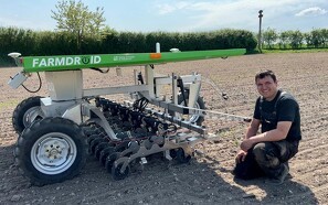 Ikke kun sukkerroer: FarmDroid-robot udvider til nye højværdiafgrøder