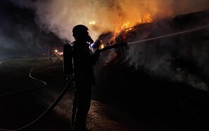 Voldsom gårdbrand: Stuehus og længe brændt helt ned
