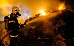 Voldsom brand i lade med halm: Kunne ses flere kilometer væk