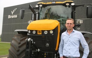 Den første JCB-traktor fra ny importør er solgt