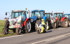 86 traktorer krydser Storebælt lørdag morgen