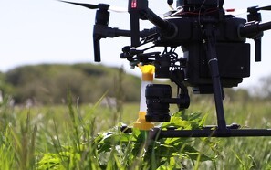 Prototype af drone kan både spotte og sprøjte