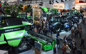 Syv Deutz-Fahr-traktorer og en mejetærsker i årets slutspurt