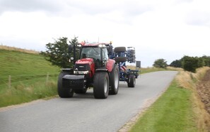 Mere stabile bremser i røde traktorer