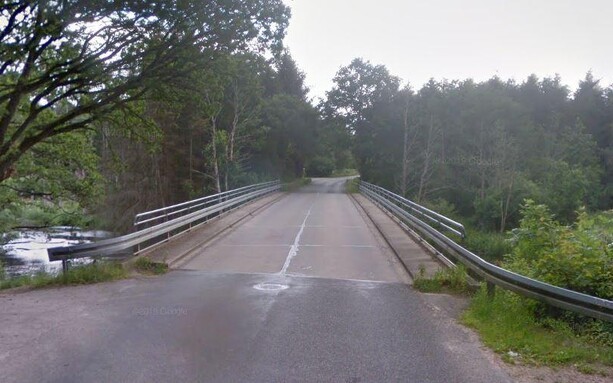 Bro lukkes for tung trafik: Simon må køre omvej på fem kilometer til sine marker