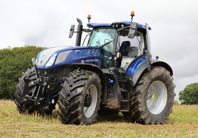 New Hollands T7 HD traktor kører til markdemo