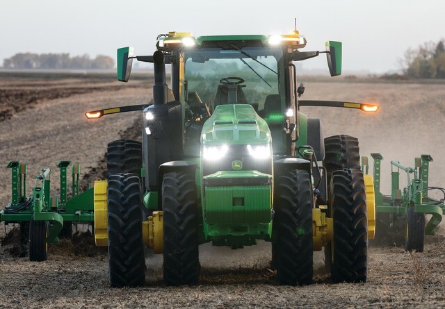 Førerløs traktor er klar til markarbejde