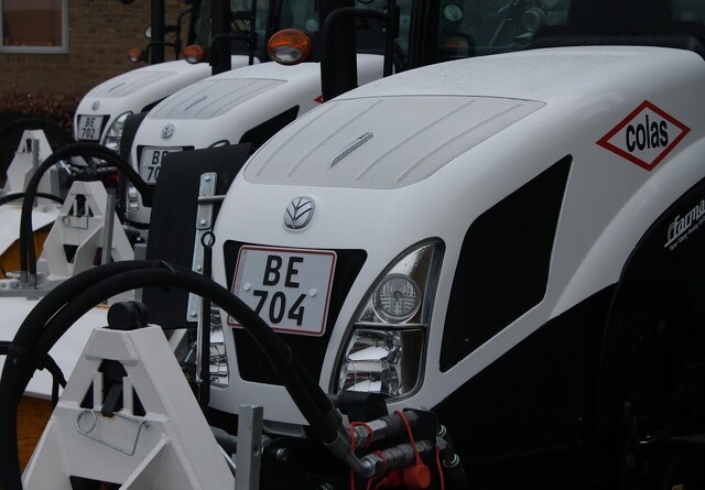 Fire hvide New Holland-traktorer til stor asfaltvirksomhed