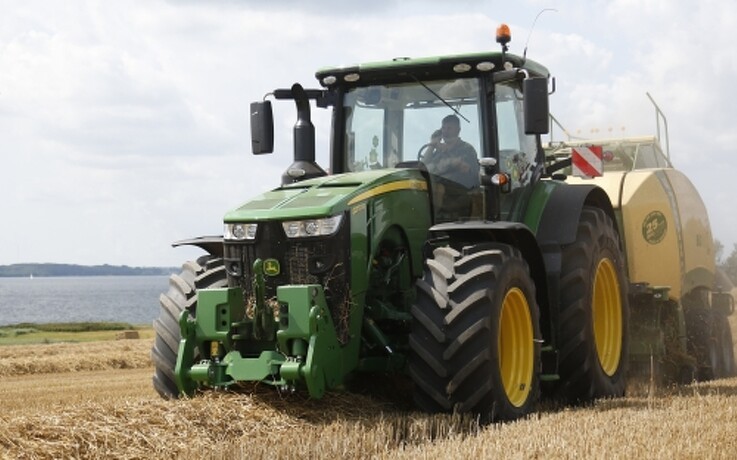 Samarbejde mellem traktor og presser skal reducere presserens stempelslag